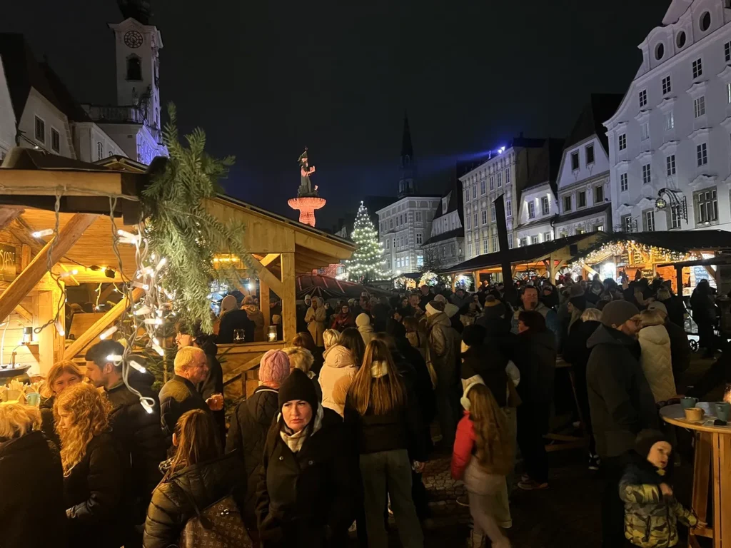 Adventdorf vor dem Steyrer Rathaus mit Christbaum am Abend