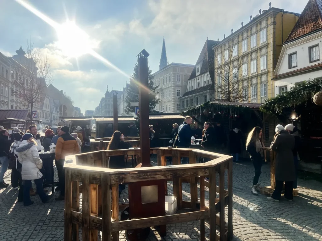 Sonniger Nachmittag im Adventdorf am Stadtplatz Steyr