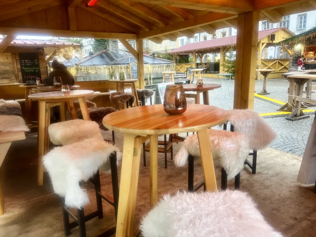 Gemütliche Lounge mit Fellen auf den Hockern