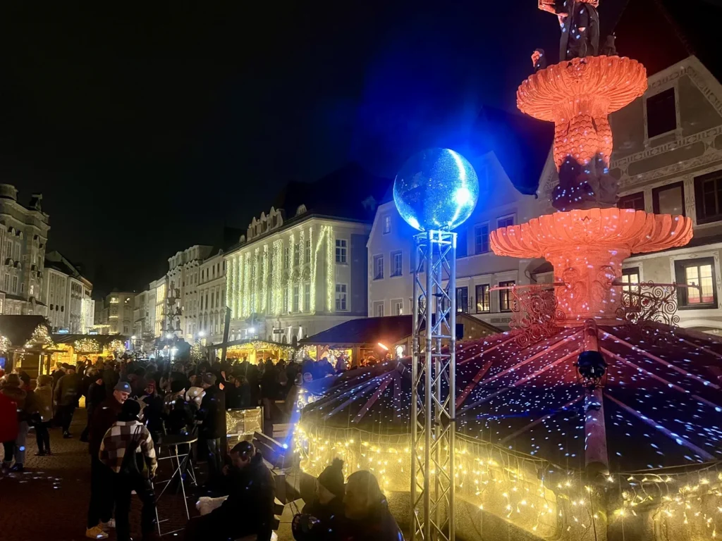 Discokugel und beleuchteter Leopoldibrunnen